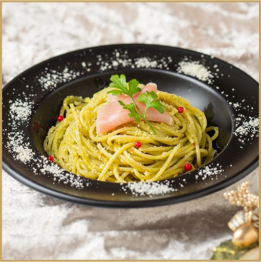 ジェノベーゼソースと生ハムのパスタ